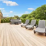 Luxury Lakeside Retreat - By Traum Дом отдыха *
