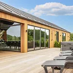 Дом отдыха Luxury Lakeside Retreat - By Traum