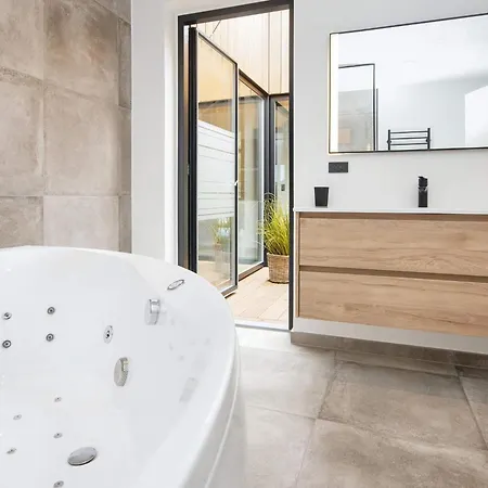 Luxury Lakeside Retreat - By Traum Ansager